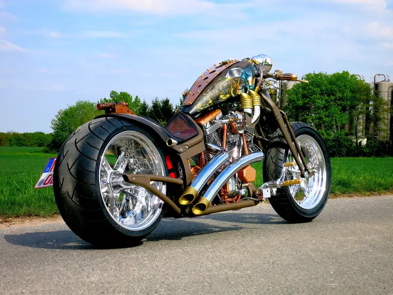 Harley-Davidson-Umbau Pirate mit Kupfer- und Messingteilen